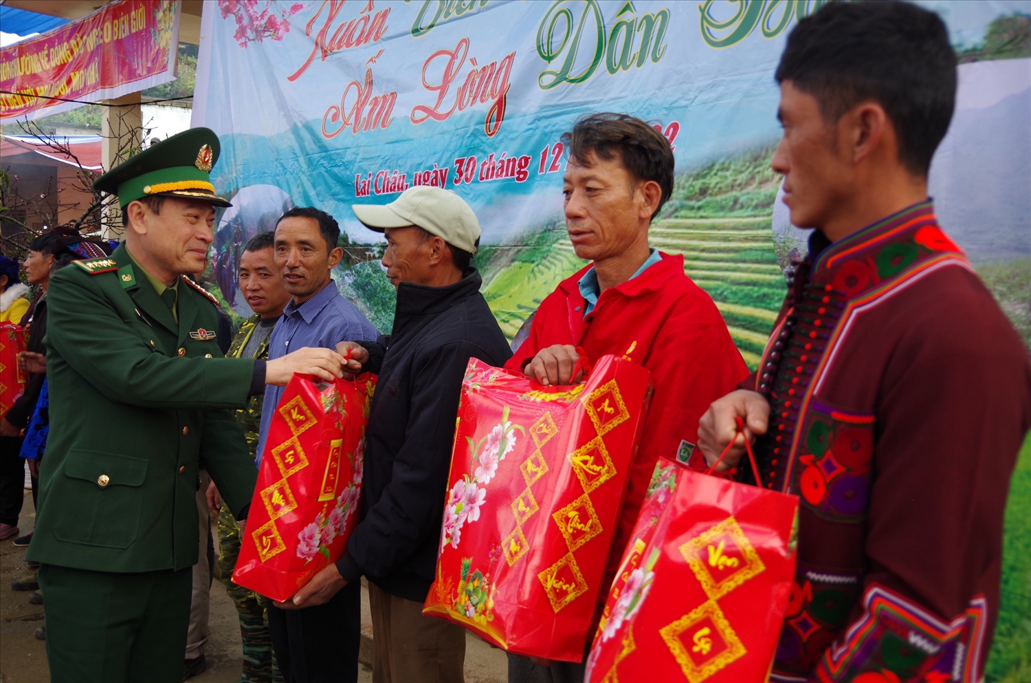 Đại tá Nguyễn Văn Hưng - Chính ủy BĐBP tỉnh Lai Châu tặng quà Tết cho các gia đình có hoàn cảnh khó khăn ở Tả Chải