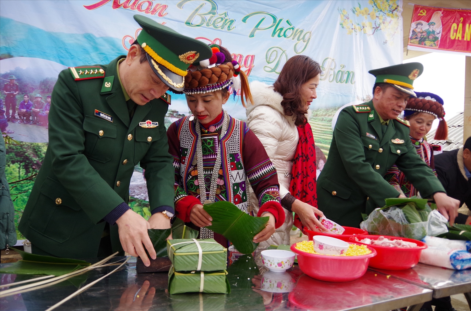 Lãnh đạo BĐBP tỉnh Lai Châu, cán bộ huyện Phong Thổ tổ chức gói bánh chưng cùng bà con