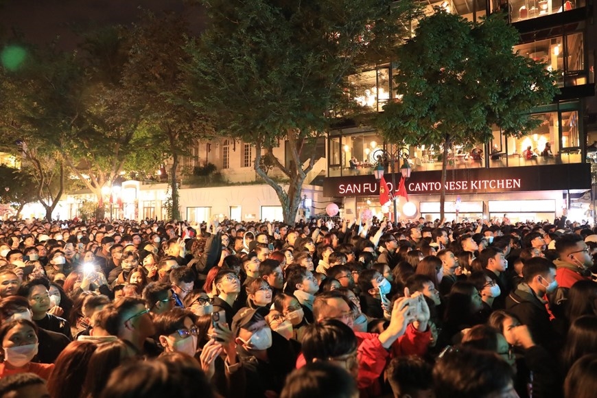 Người dân Thủ đô chào đón năm mới tại Quảng trường cách mạng tháng Tám. 