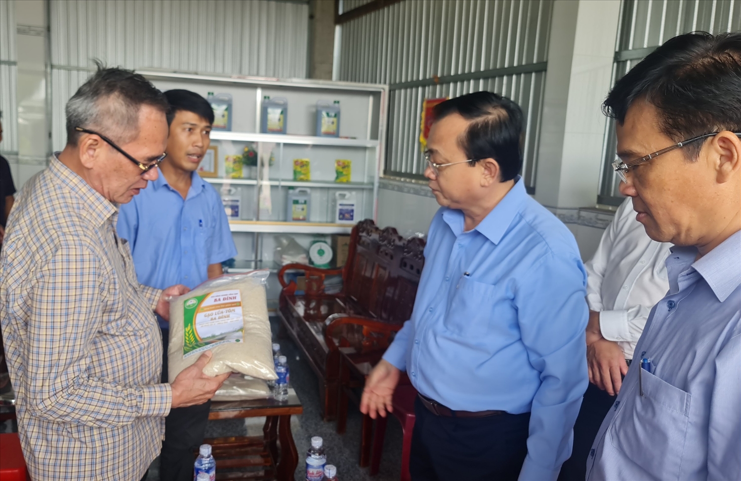 Lãnh đạo Tỉnh ủy, UBND tỉnh Bạc Liêu tham quan các sản phẩm của HTX Ba Đình, huyện Hồng Dân