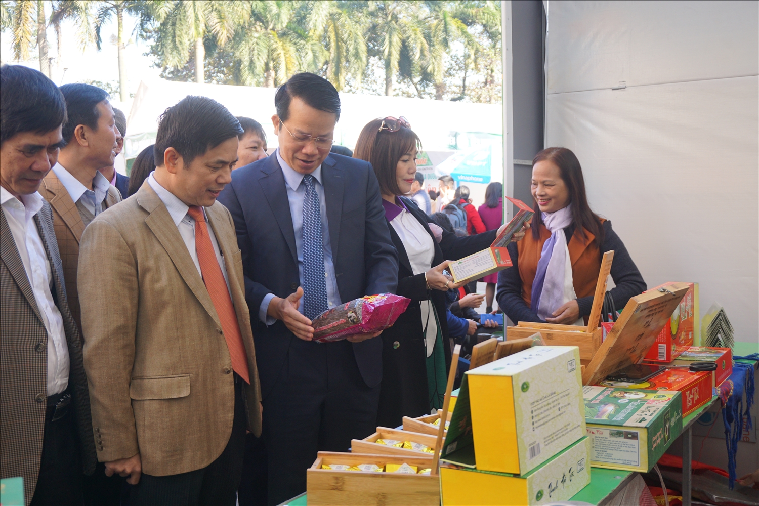 Ông Dương Văn Lượng, Phó Chủ tịch UBND tỉnh Thái Nguyên tham quan một gian hàng trưng bày giới thiệu sản phẩm (Ảnh: Liên minh HTX tỉnh Thái Nguyên)