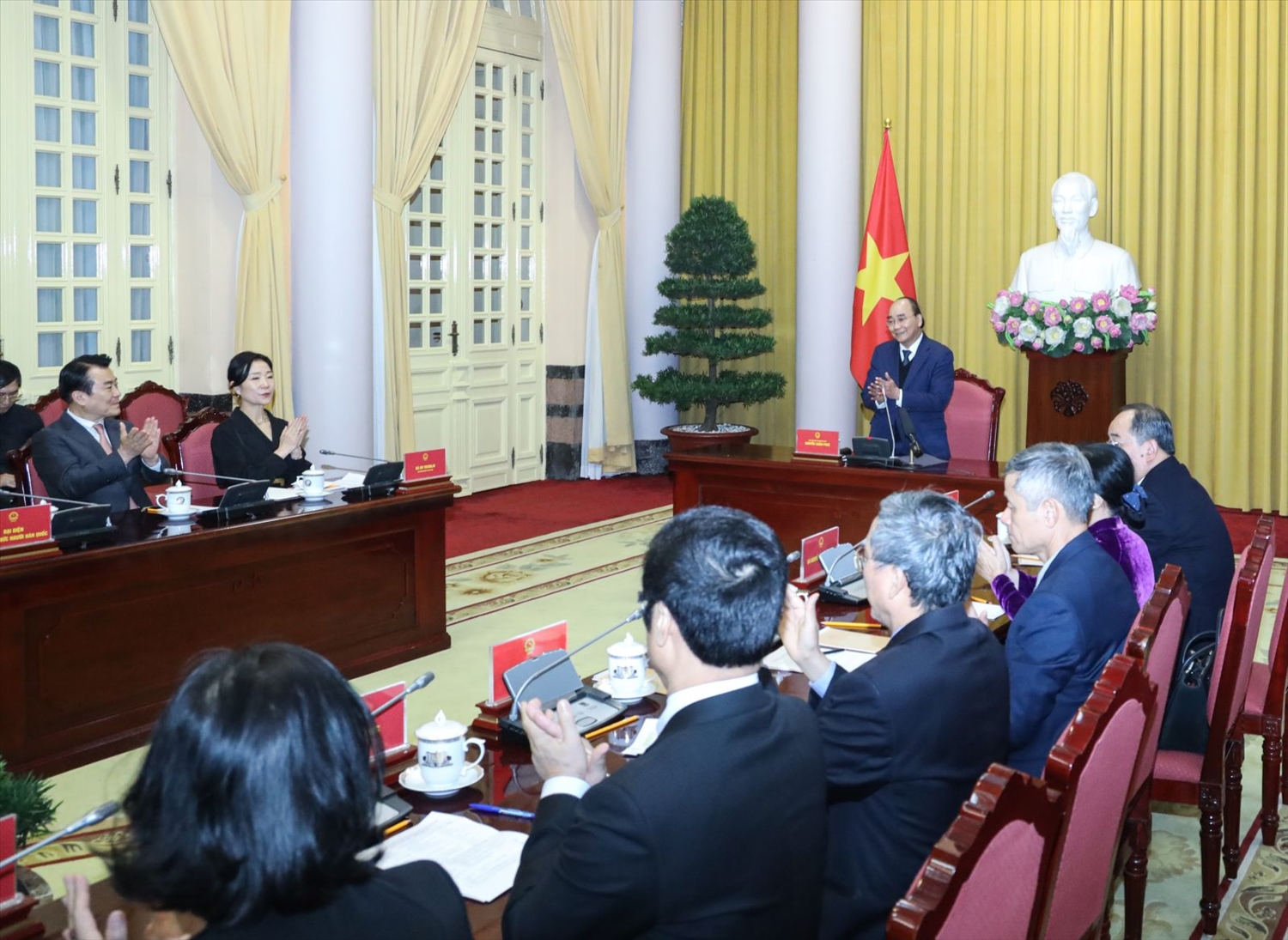 Chủ tịch nước Nguyễn Xuân Phúc tiếp Đoàn lãnh đạo các tổ chức đại diện cho cộng đồng người Hàn Quốc sinh sống và làm việc tại Việt Nam. Ảnh: VPCTN
