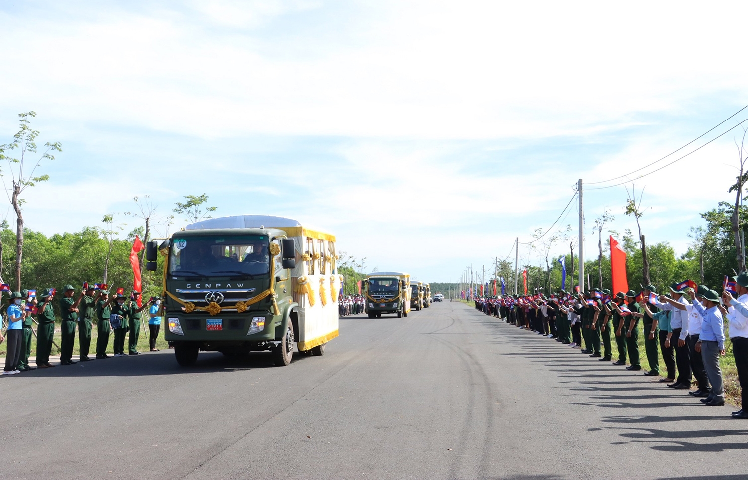 Đón hài cốt 49 chiến sĩ Lực lượng vũ trang đoàn kết cứu nước Campuchia từ tỉnh Đồng Nai đến tỉnh Bình Phước chuẩn bị làm lễ bàn giao hồi hương