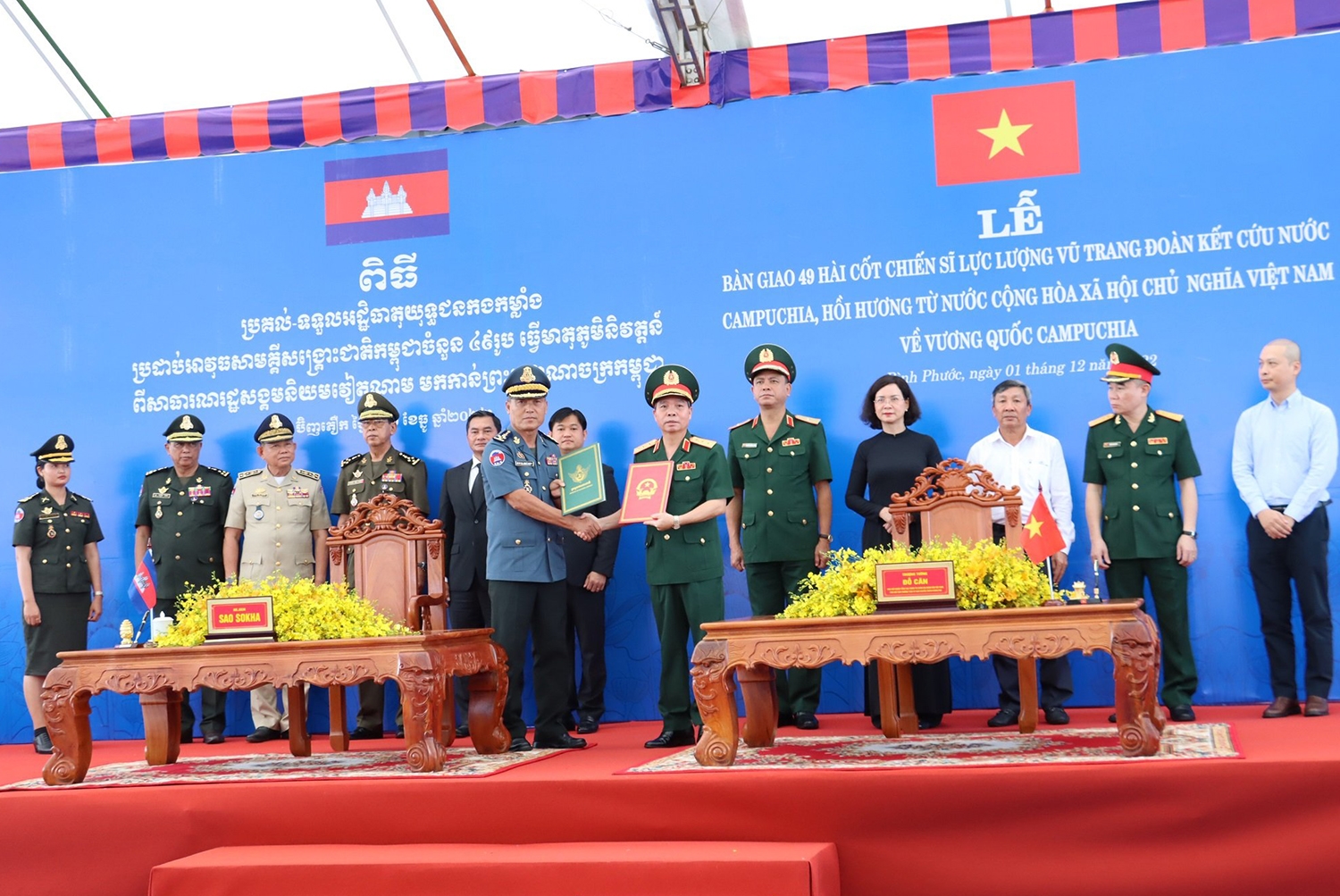 Thượng tướng Đỗ Căn và Đại tướng Sao Sokha ký kết bàn giao