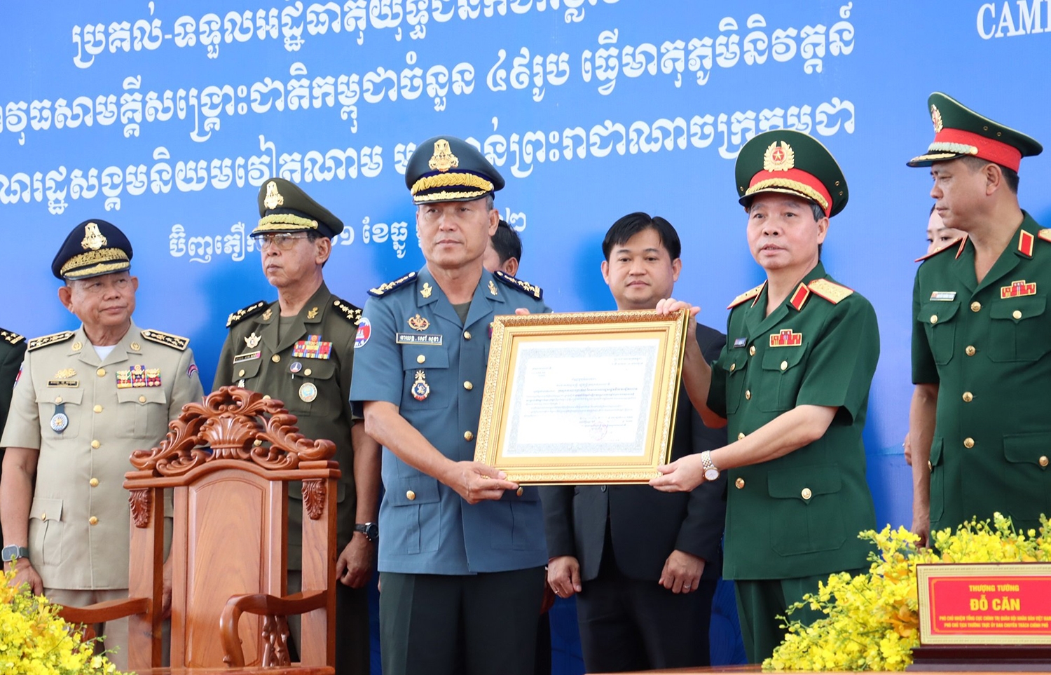 Đại tướng Sao Sokha trao thư cảm ơn của Thủ tướng Hun Sen cho Thượng tướng Đỗ Căn