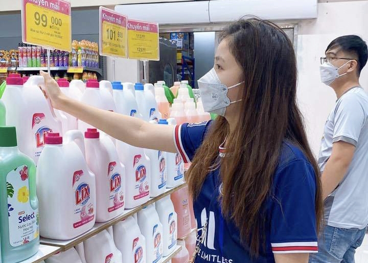 Người tiêu dùng TP. Hồ Chí Minh mua sắm hàng khuyến mãi tại các kênh phân phối hiện đại