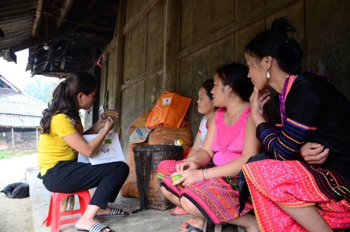Cán bộ dân số xã Huổi Lèng (Mường Chà) hướng dẫn người dân cách sử dụng thuốc tránh thai