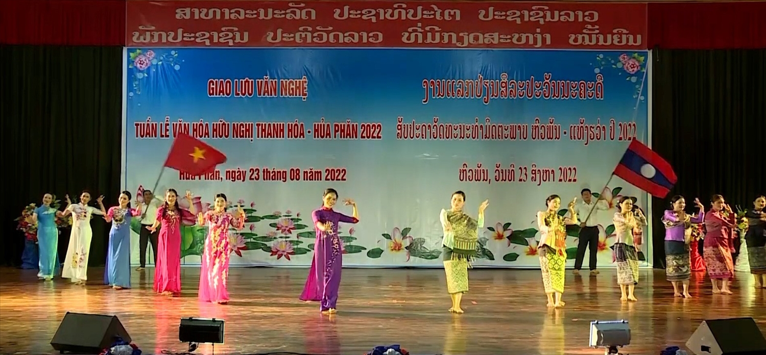Một tiết mục văn nghệ giao lưu văn hóa Việt - Lào