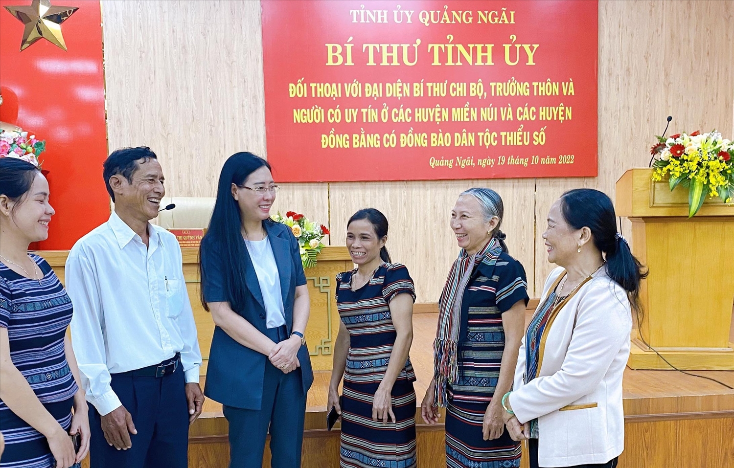 Bí thư Tỉnh ủy Quảng Ngãi Bùi Thị Quỳnh Vân đối thoại với Người có uy tín trong đồng bào DTTS
