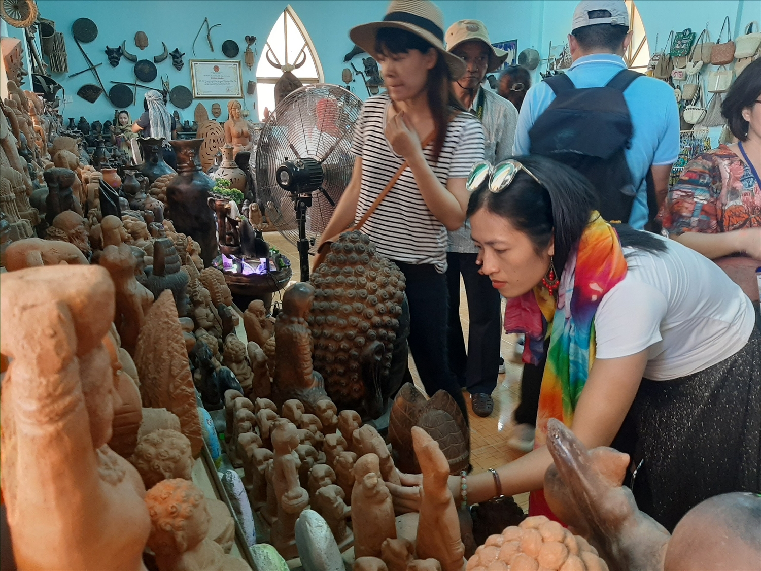 Nghề làm gốm Chăm và sản phẩm gốm Chăm Bàu Trúc được đông đảo du khách trong nước, quốc tế quan tâm đến tham quan tìm hiểu