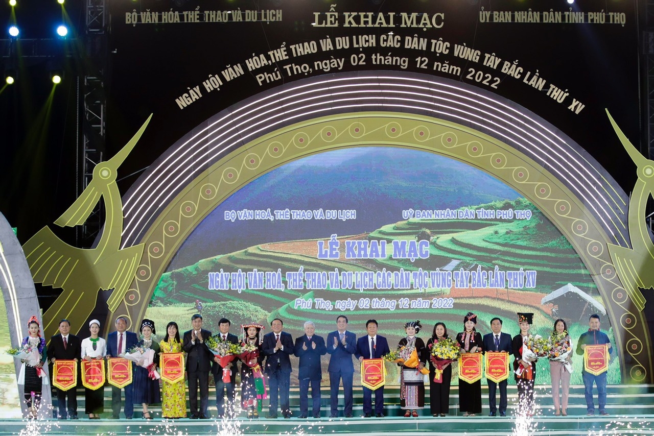 Bí thư Trung ương Đảng, Chủ tịch Ủy ban Trung ương Mặt trận Tổ quốc Việt Nam Đỗ Văn Chiến trao Cờ lưu niệm cho đại diện các đoàn tham gia Ngày hội 