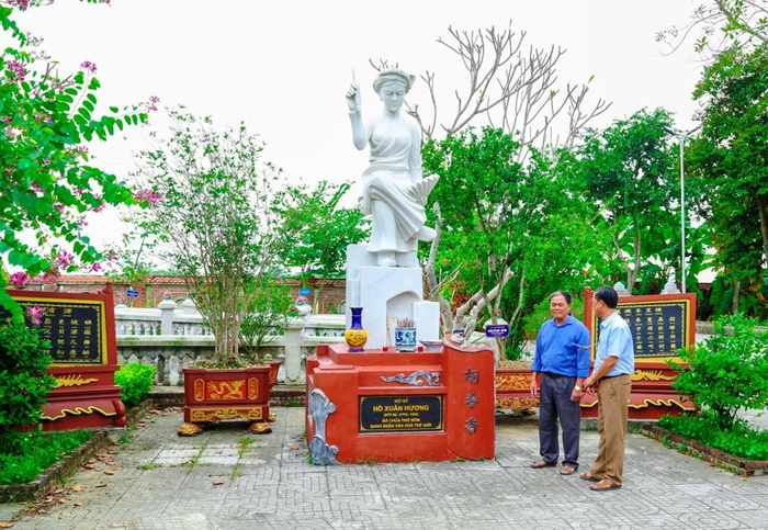 Tượng nữ sĩ Hồ Xuân Hương trong khuôn viên Nhà thờ họ Hồ - Di tích văn hóa - lịch sử cấp quốc gia ở xã Quỳnh Đôi (Quỳnh Lưu)
