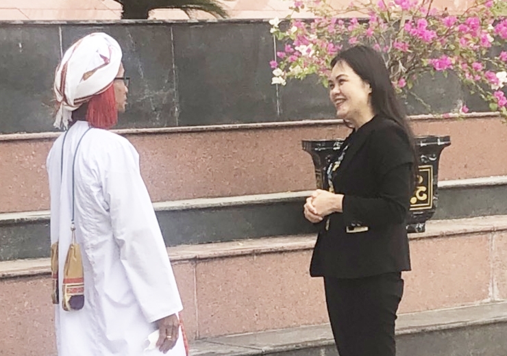Bà Hoàng Thị Thắm - Phó Trưởng Ban Dân tộc tỉnh tuyên Quang trao đổi với thành viên Đoàn đại biểu Người có uy tín trong đồng bào DTTS tỉnh Ninh Thuận
