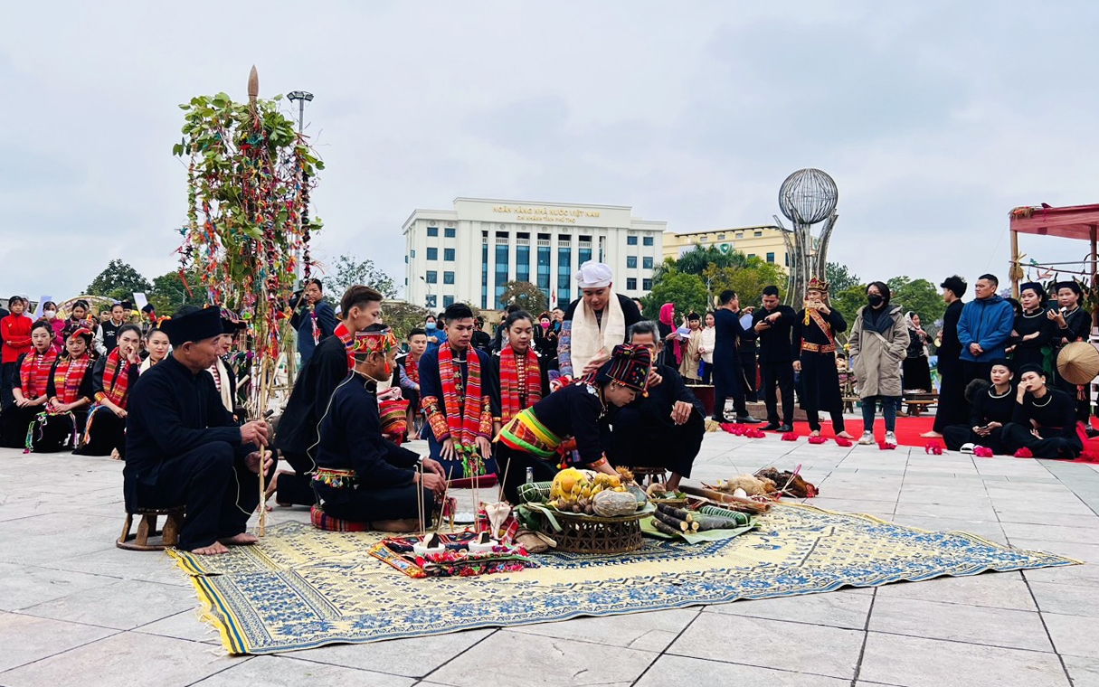 Đoàn nghệ thuật dân gian Sơn La tái hiện lễ Xé Pang Á tại Ngày hội