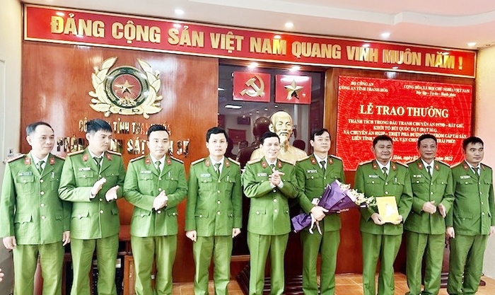 Đại tá Dương Văn Tiến - Phó Giám đốc, Thủ trưởng Cơ quan Cảnh sát điều tra Công an tỉnh trao thưởng cho các tập thể, cá nhân có thành tích xuất sắc trong đấu tranh trấn áp tội phạm