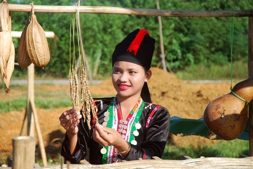  Cô gái dân tộc Khơ Mú với trang phục truyền thống. Ảnh minh họa