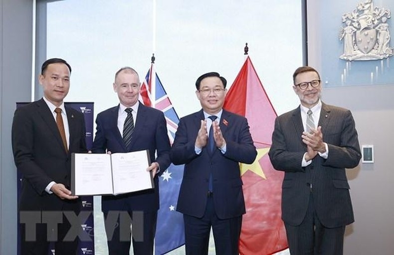 Chủ tịch Quốc hội Vương Đình Huệ chứng kiến Lễ trao đổi Biên bản ghi nhớ giữa các trường đại học của Australia và Việt Nam. (Ảnh: Doãn Tấn/TTXVN)