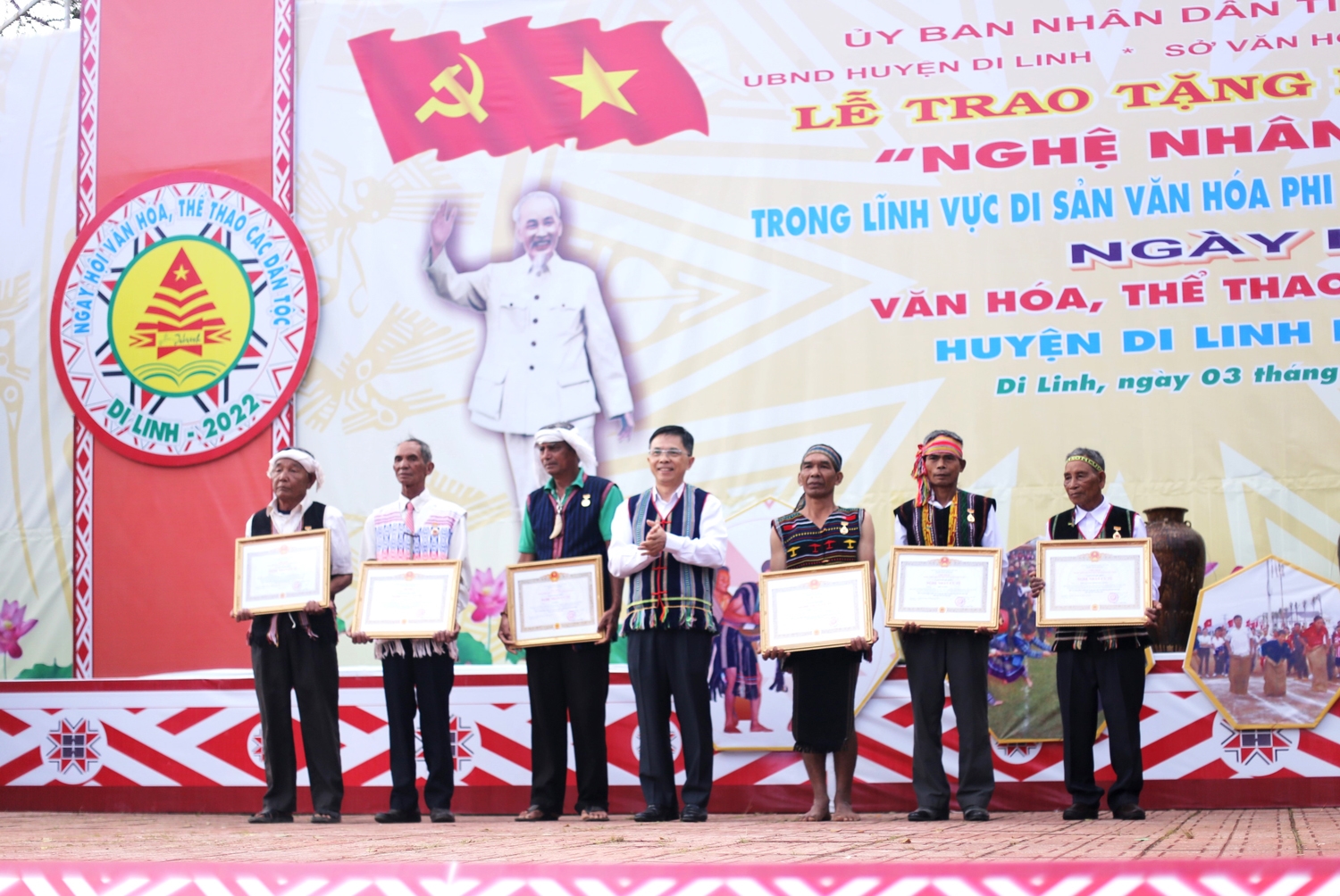 Phó Chủ tịch UBND tỉnh Lâm Đồng Đặng Trí Dũng thừa ủy quyền trao huy hiệu và Bằng công nhận “Nghệ nhân ưu tú” của Chủ tịch nước cho 6 cá nhân