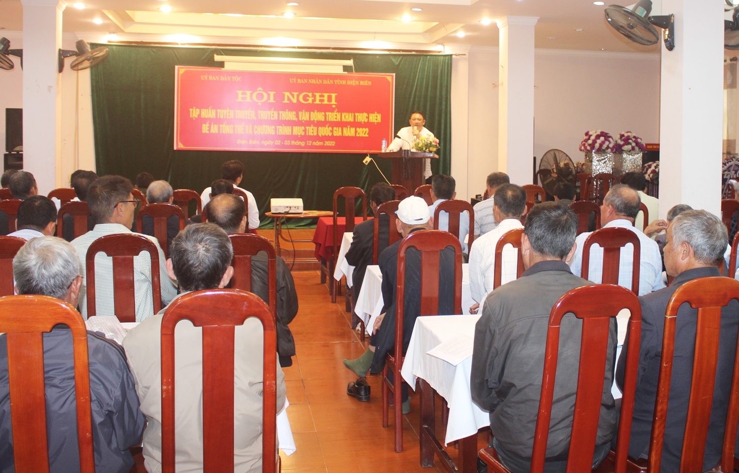 Ông Lò Hồng Nam - Phó trưởng Ban Dân tộc tỉnh Điện Biên báo cáo trước Hội nghị 