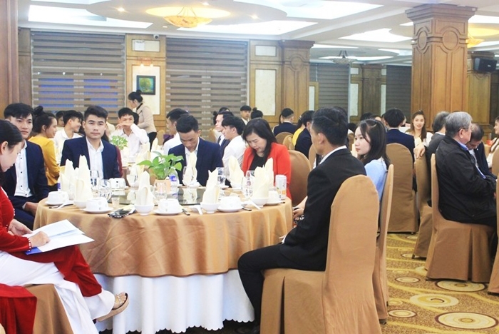 Các đại biểu và lưu học sinh Lào tham dự buổi gặp mặt