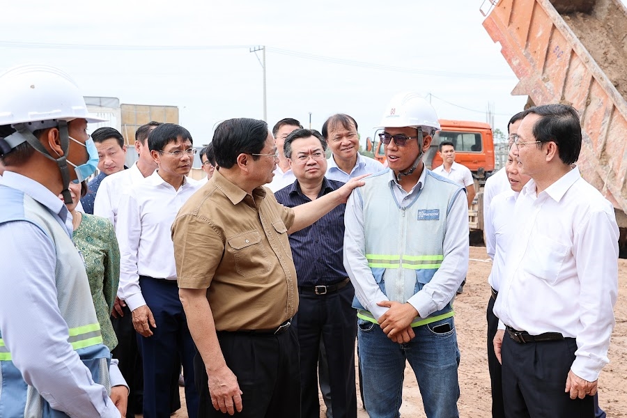 Thủ tướng khảo sát dự án xây dựng mở rộng Nhà máy của Công ty THNN PaiHong tại Khu công nghiệp Bàu Bàng, thăm hỏi động viên công nhân thi công trên công trường - Ảnh: VGP/Nhật Bắc