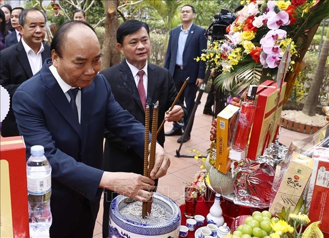 Chủ tịch nước Nguyễn Xuân Phúc dâng hương tại Bia tưởng niệm Nữ sĩ Hồ Xuân Hương - Ảnh: TTXVN