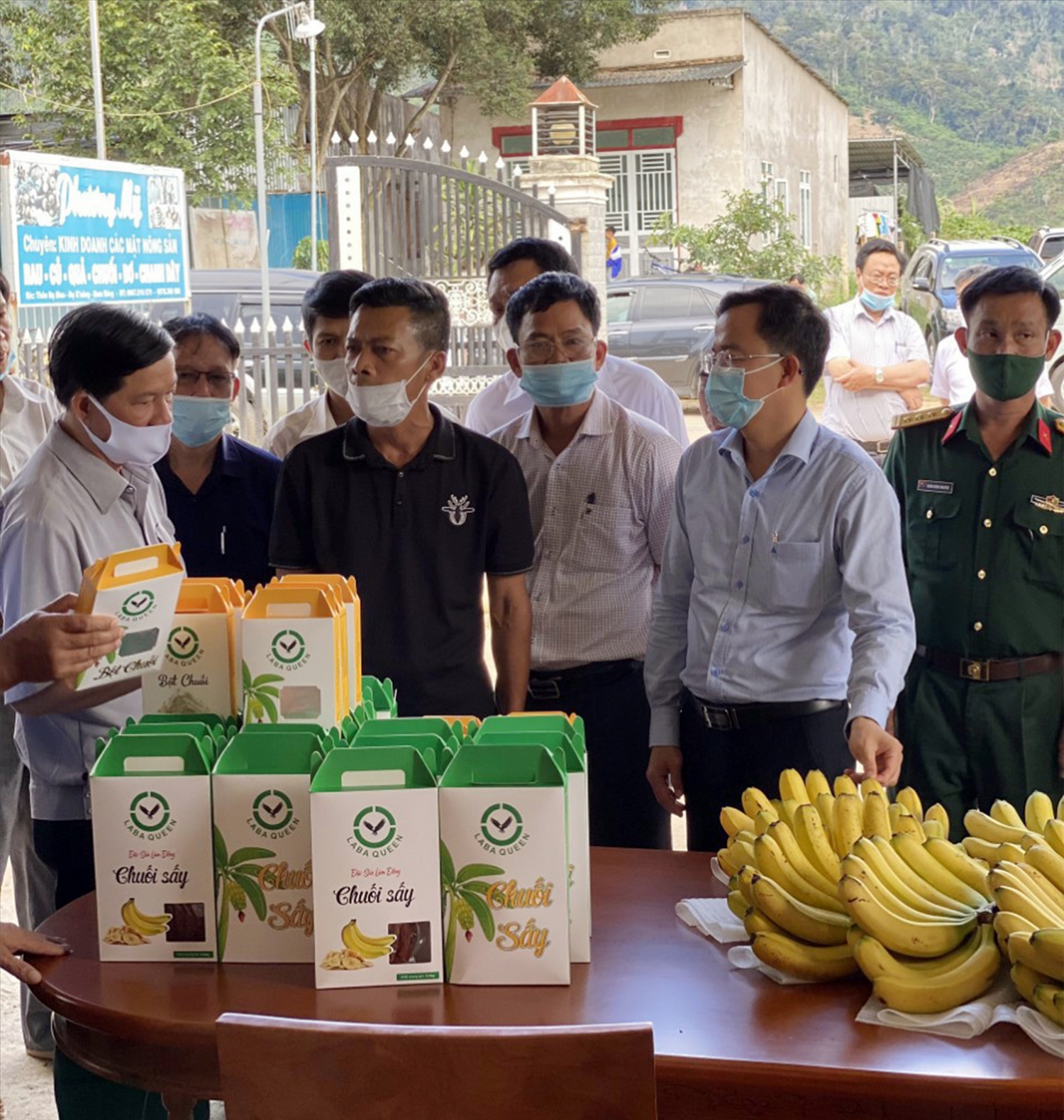 Giám đốc Nguyễn Huy Phương (thứ tư từ trái qua) giới thiệu sản phẩm chuối sấy với lãnh đạo tỉnh và huyện ở Lâm Đồng 