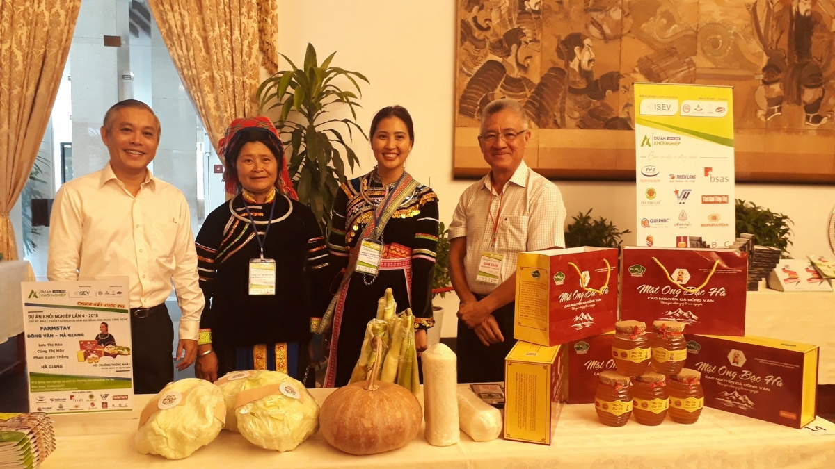 Giám đốc HTX Po Mỷ - Lưu Thị Hòa ( thứ hai từ phải sang) tại gian hàng giới thiệu sản phẩm nông sản địa phương của HTX