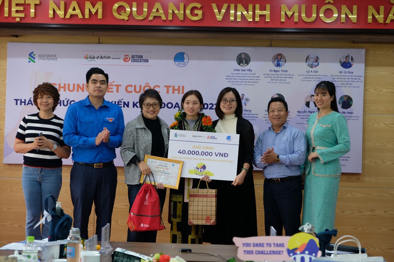 Ban Tổ chức trao Giải vàng tặng thí sinh Chảo San Mẩy (thị xã Sa Pa, Lào Cai)
