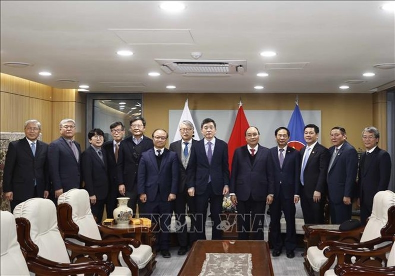 Chủ tịch nước Nguyễn Xuân Phúc tiếp Trưởng nhóm Hội những người uy tín Hàn Quốc (Ảnh: TTXVN)
