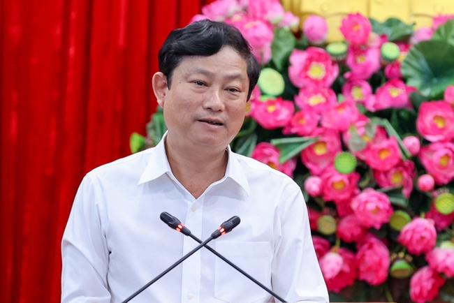 Chủ tịch UBND tỉnh Bình Dương Võ Văn Minh báo cáo tại cuộc họp. (Ảnh: VGP/Nhật Bắc)