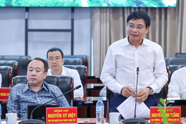 Bộ trưởng Bộ Giao thông vận tải Nguyễn Văn Thắng phát biểu tại buổi làm việc. (Ảnh: VGP/Nhật Bắc)