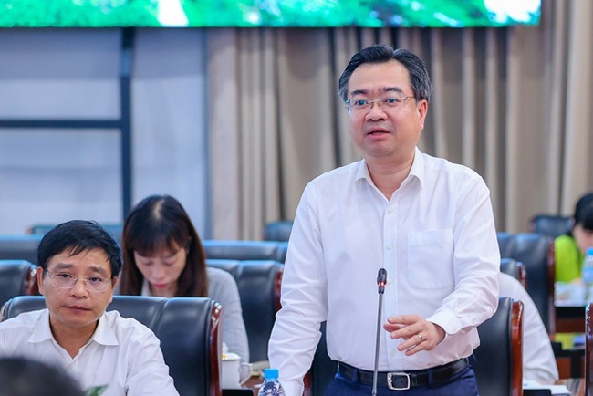 Bộ trưởng Bộ Xây dựng Nguyễn Thanh Nghị giải đáp các vấn đề liên quan tại cuộc làm việc. (Ảnh: VGP/Nhật Bắc)