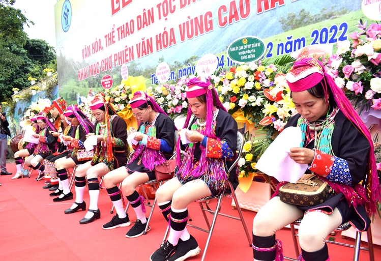 Các thiếu nữ Dao tham dự môn thi thêu thổ cẩm ngay tại Ngày hội