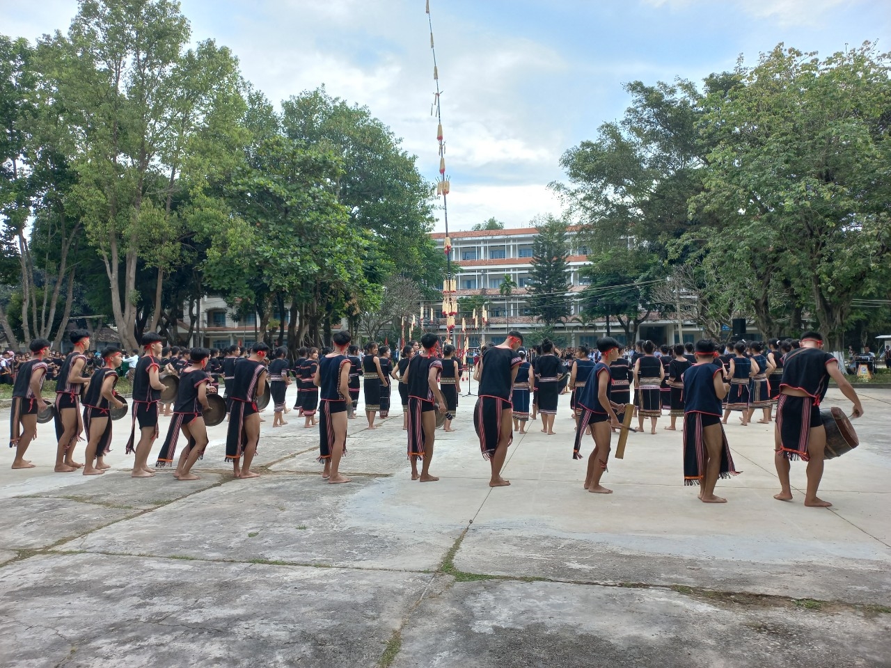 Ngoài thời gian học tập, Y Dấp và các bạn học sinh Trường PTDTNT tỉnh Kon Tum thường xuyên tham gia tập luyện cồng chiêng, múa xoang