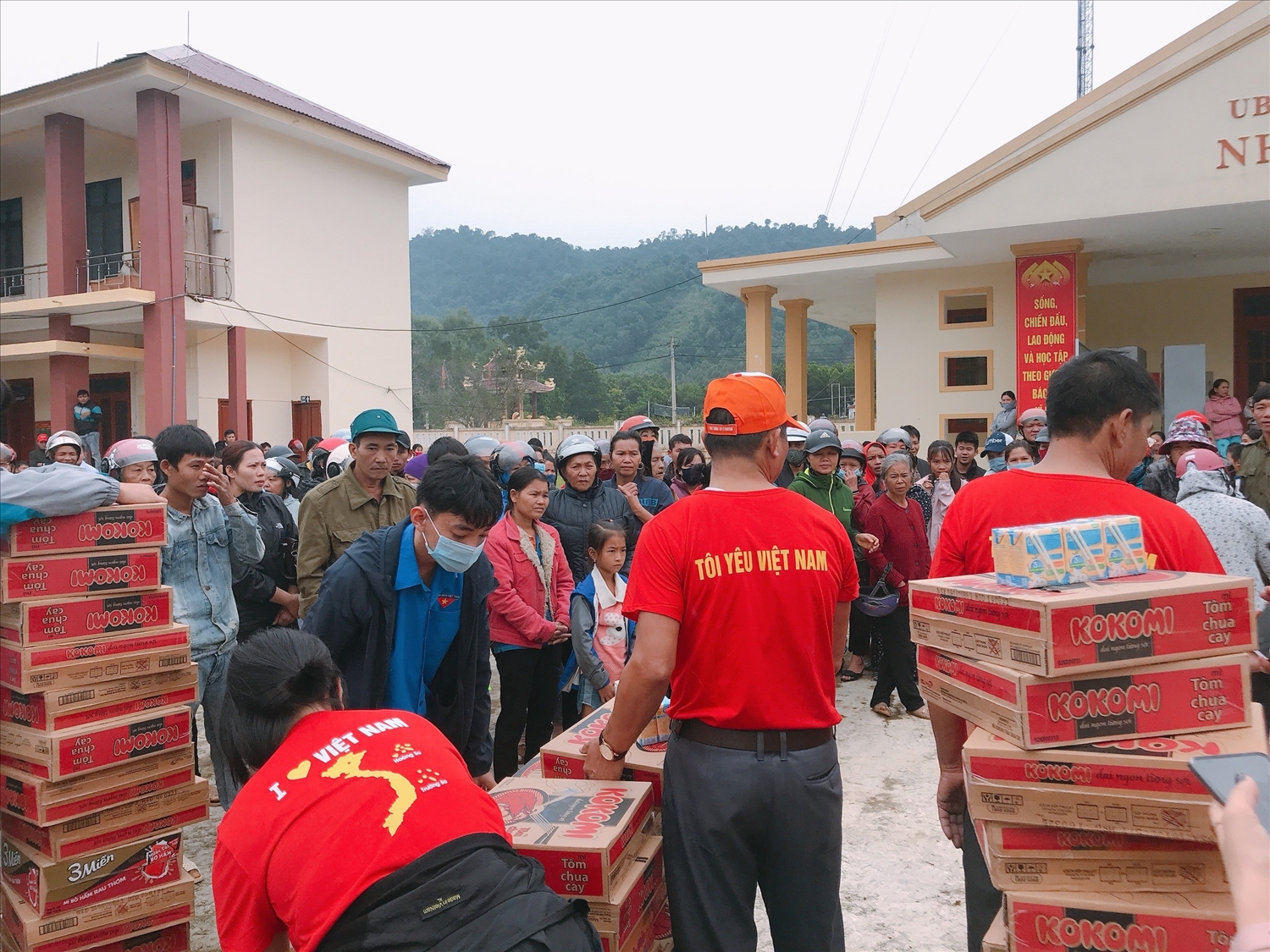Em Đinh Lâm Hùng (áo xanh) hỗ trợ đoàn thiện nguyện trao quà người dân bị ảnh hưởng bởi trận lũ lịch sử năm 2020 ở xã Tân Hóa