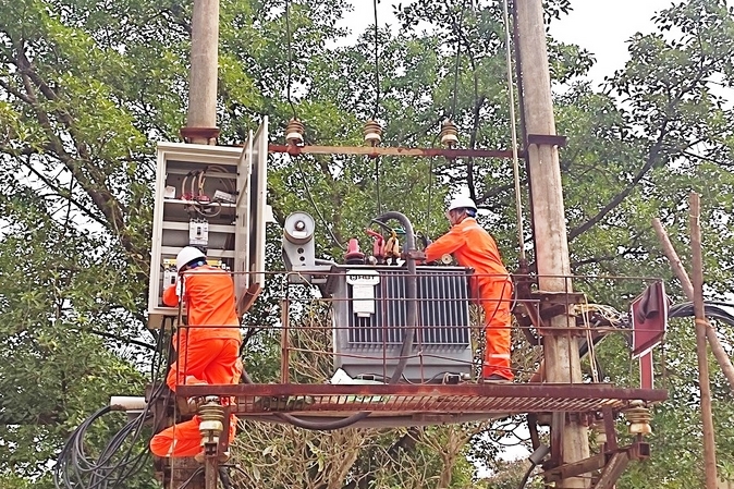 Công nhân EVNPC Thái Nguyên xử lý khiếm khuyết trên lưới điện