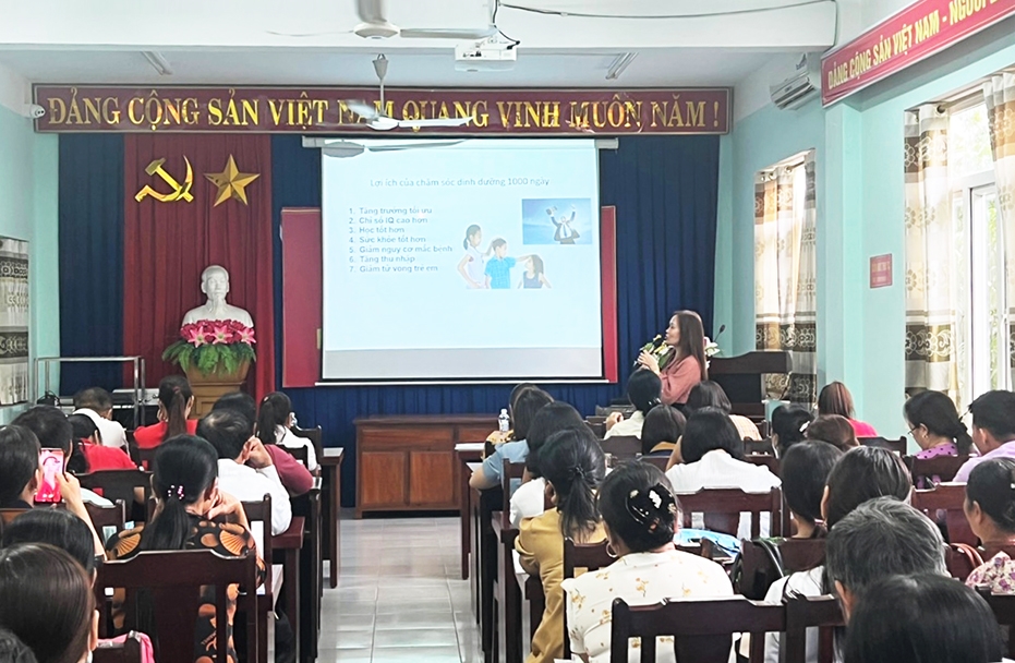 Bác sĩ Nguyễn Thị Lan Anh - Phó trưởng Khoa Dinh dưỡng (Trung tâm Kiểm soát bệnh tật tỉnh Bắc Giang) truyền đạt các nội dung lớp tập huấn