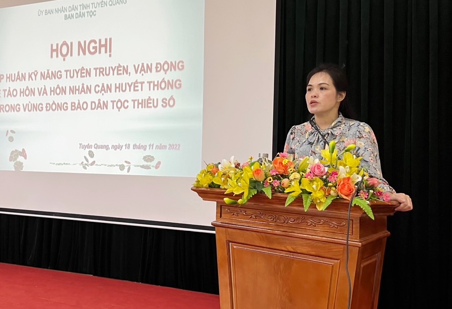 Bà Hoàng Thị Thắm phát biểu tại Hội nghị tập huấn kỹ năng tuyên truyền về tảo hôn và HNCHT trong vùng DTTS tỉnh Tuyên Quang (tháng 11/2022)