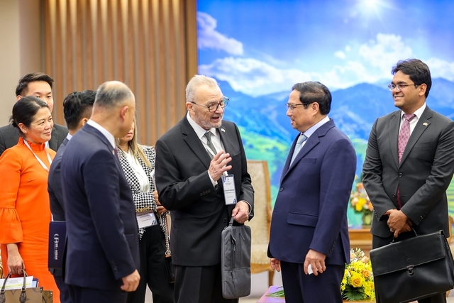 Thủ tướng Phạm Minh Chính trao đổi với các thành viên đoàn doanh nghiệp của USABC - Ảnh: VGP/Nhật Bắc