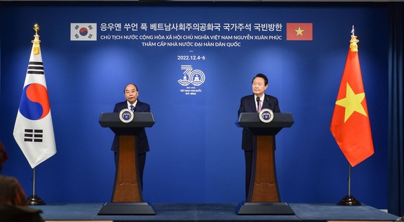 Chủ tịch nước Nguyễn Xuân Phúc và Tổng thống Hàn Quốc Yoon Suk Yeol trao đổi với báo chí sau khi hội đàm, ra tuyên bố chung - Ảnh: THU HỒNG