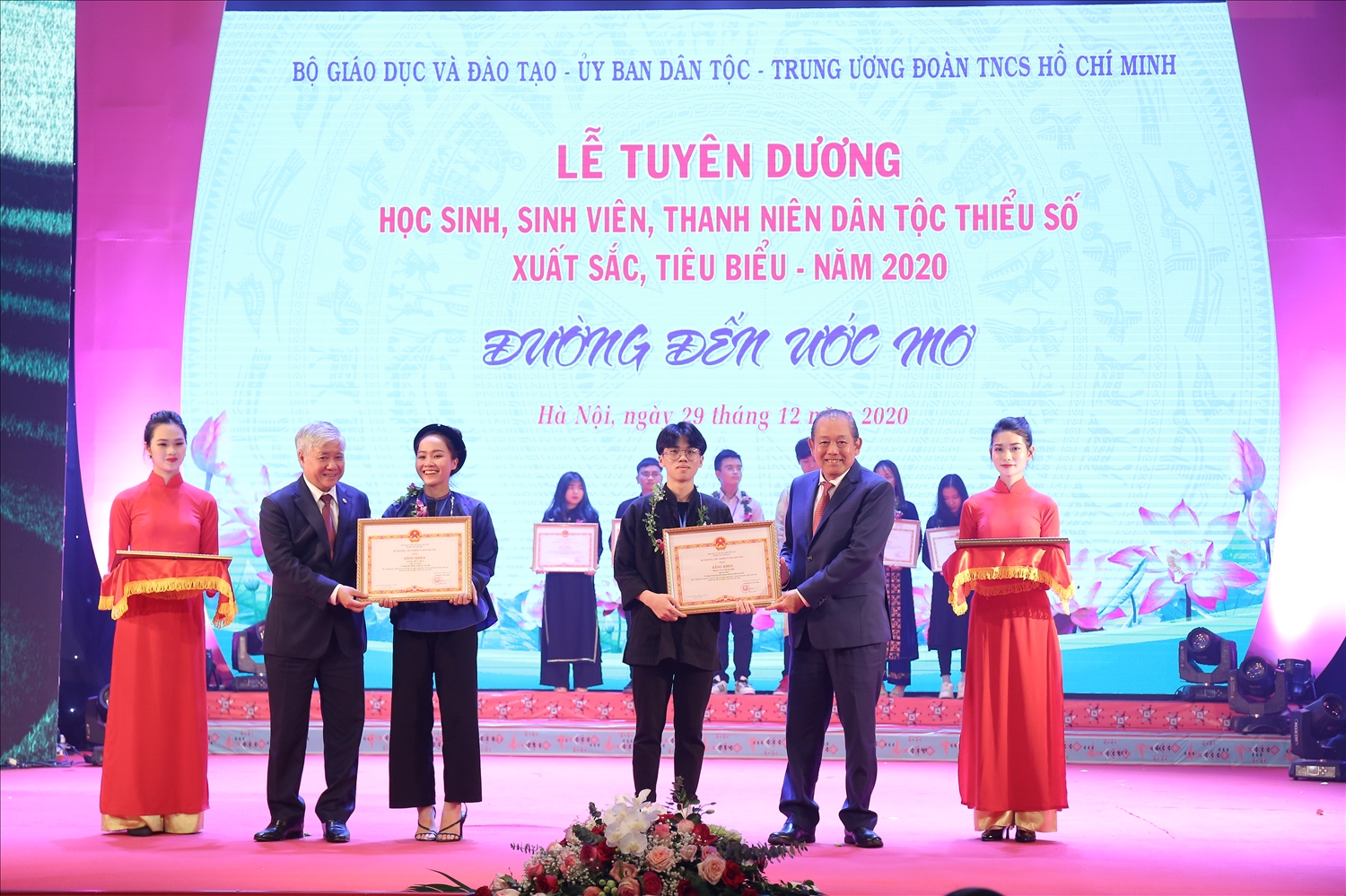 Nguyên Phó Thủ tướng Chính phủ Trương Hòa Bình cùng Bí thư Trung ương Đảng, Chủ tịch Ủy ban Trung ương MTTQ Việt Nam, Nguyên Bộ trưởng, Chủ nhiệm Ủy ban Dân tộc Đỗ Văn Chiến tặng Bằng khen cho các HSSV được tuyên dương năm 2020.