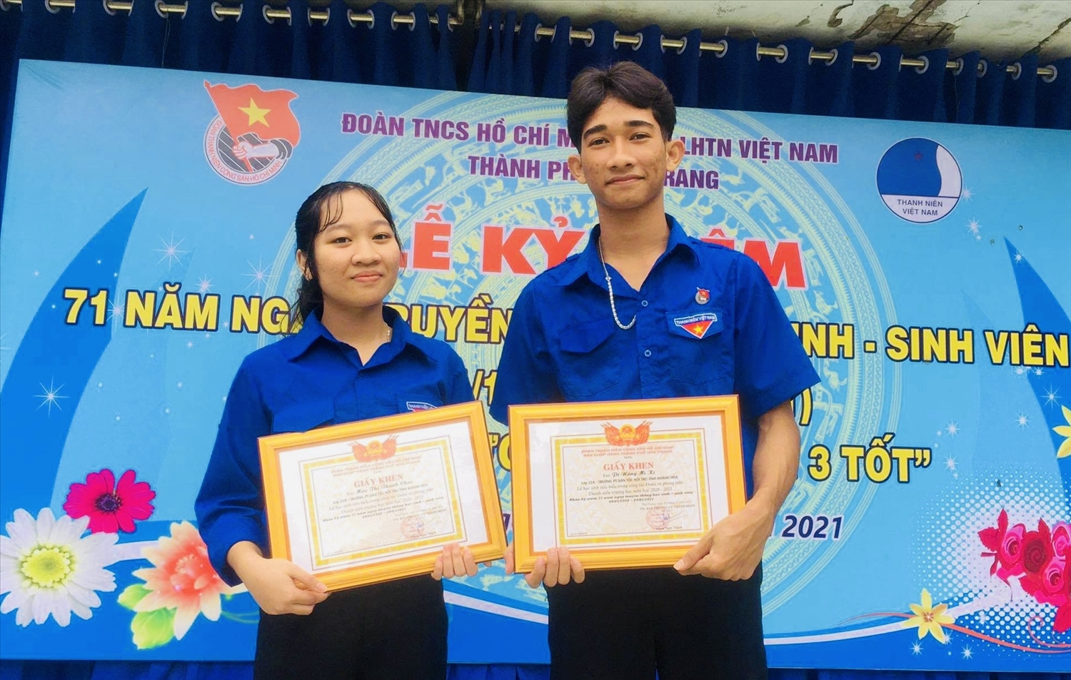 Với sự quyết tâm học tập, Mấu Thị Thanh Chúc (bên trái) đã hoàn thành ước mơ vào đại học với số điểm 27.75