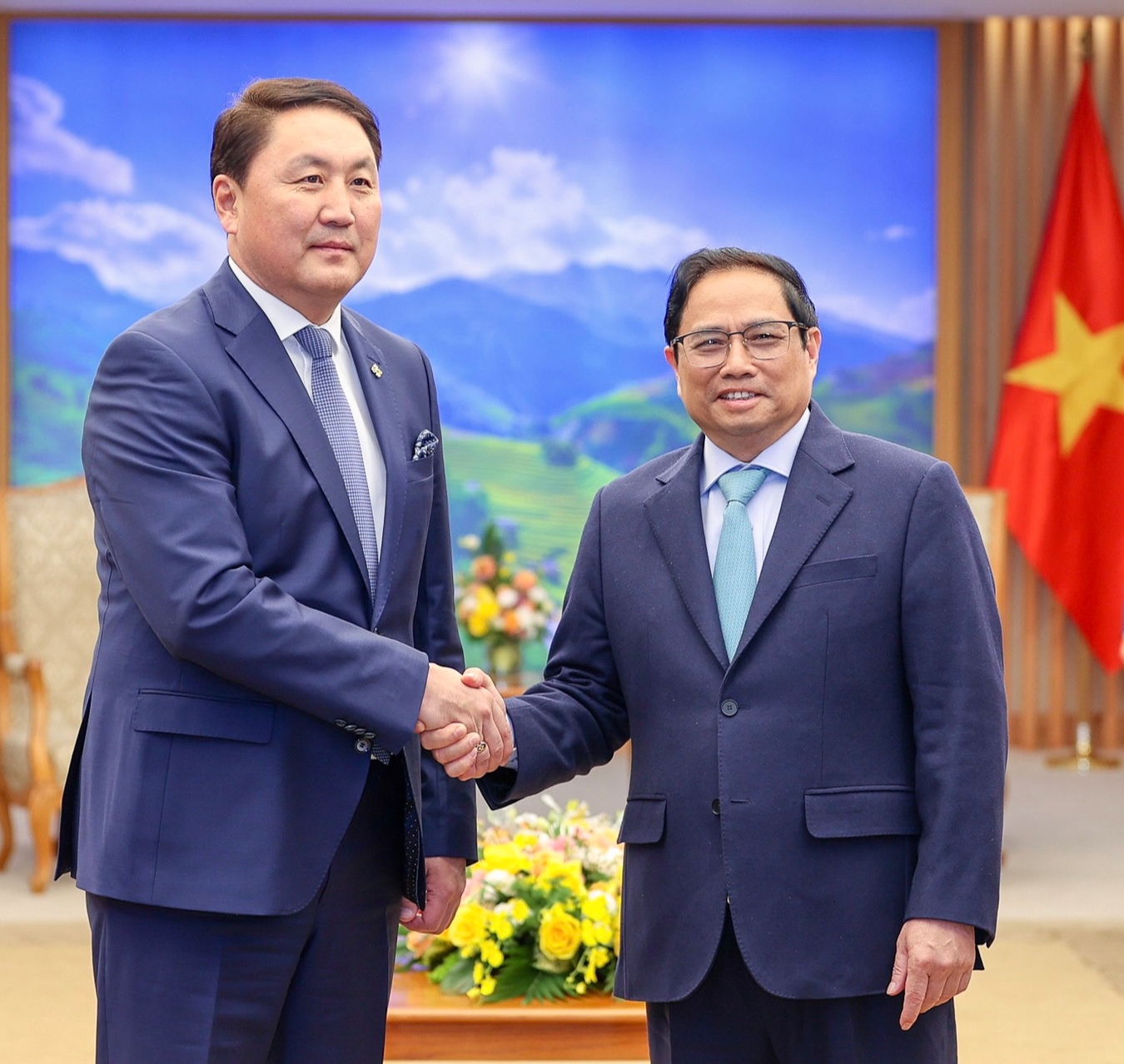 Thủ tướng Phạm Minh Chính tiếp Bộ trưởng Quốc phòng Mông Cổ - Ảnh: VGP/Nhật Bắc