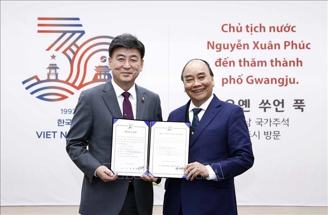 Chủ tịch nước Nguyễn Xuân Phúc và Thị trưởng thành phố Gwangju Bang Se-hwan tại Lễ công bố Ngày Việt Nam của thành phố Gwangju