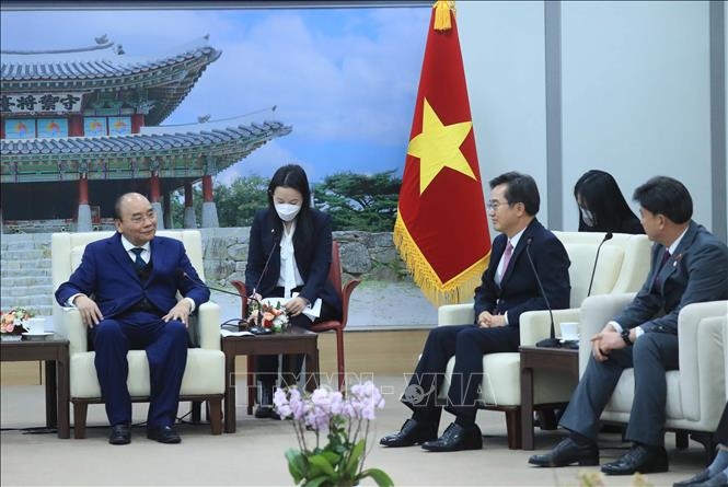 Chủ tịch nước Nguyễn Xuân Phúc và Thị trưởng thành phố Gwangju Bang Se-hwan tại Lễ công bố Ngày Việt Nam của thành phố Gwangju