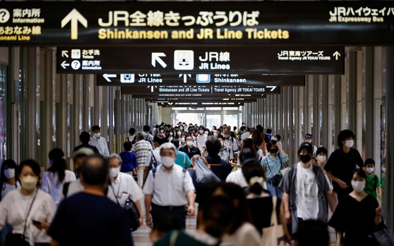  Hành khách đeo khẩu trang trong sảnh ga Nagoya, Nhật Bản, ngày 21/7/2022. (Ảnh: Reuters)