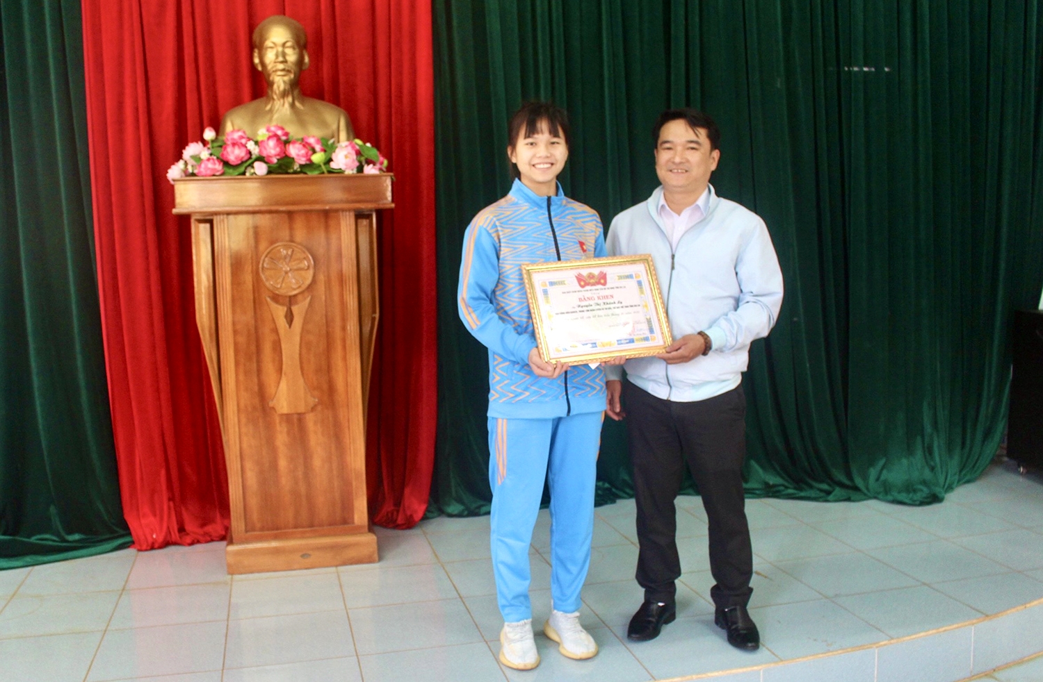 Anh Đỗ Duy Nam - Phó Bí thư Tỉnh Đoàn Gia Lai tặng Bằng khen gương người tốt - việc tốt tháng 10/2022 cho em Nguyễn Thị Khánh Ly - VĐV đạt Huy chương Vàng môn Karate ở Đại hội Thể thao toàn quốc lần thứ IX - năm 2022