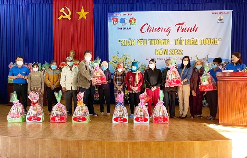 Tỉnh đoàn Gia Lai trao quà cho các gia đình chính sách, hoàn cảnh khó khăn trong Chương trình “Xuân yêu thương - Tết biên cương” năm 2022 tại xã Ia Dom, huyện Đức Cơ
