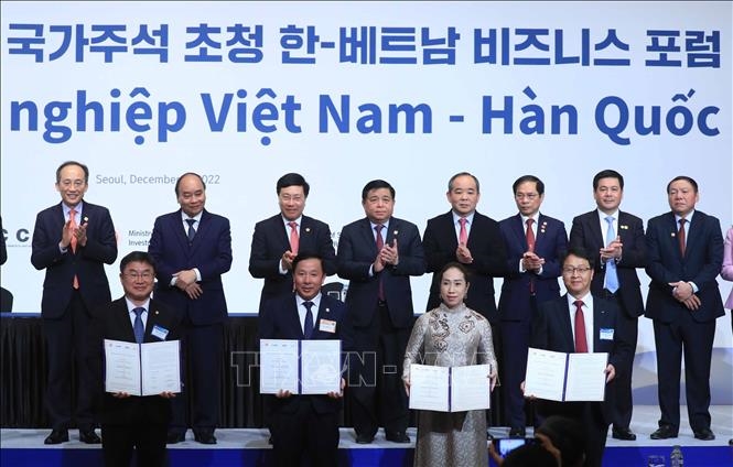 Chủ tịch nước Nguyễn Xuân Phúc và Phó Thủ tướng Hàn Quốc Choo Kyung-ho chứng kiến lễ trao biên bản hợp tác giữa các doanh nghiệp hai nước